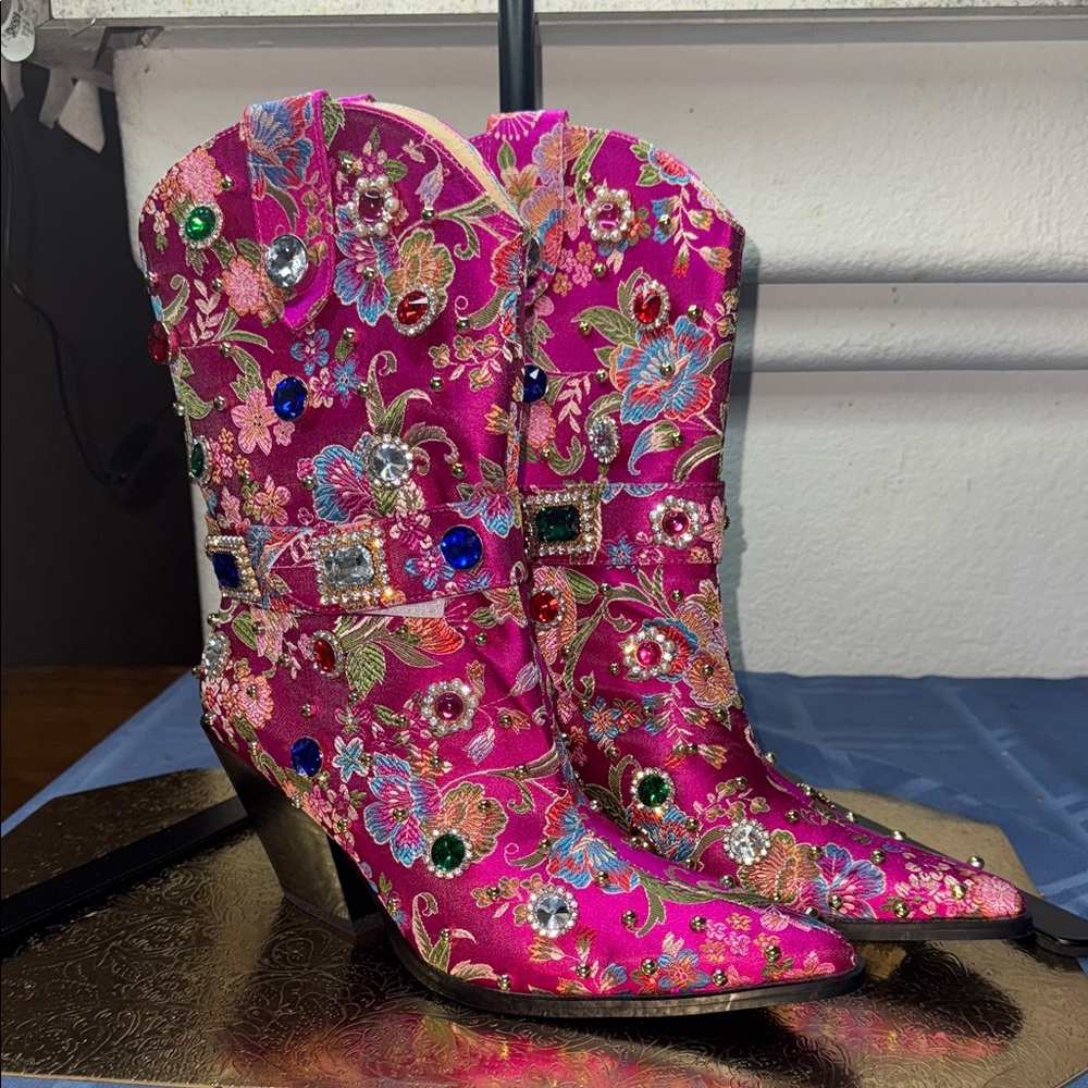 NWOT Azelea Wang boots